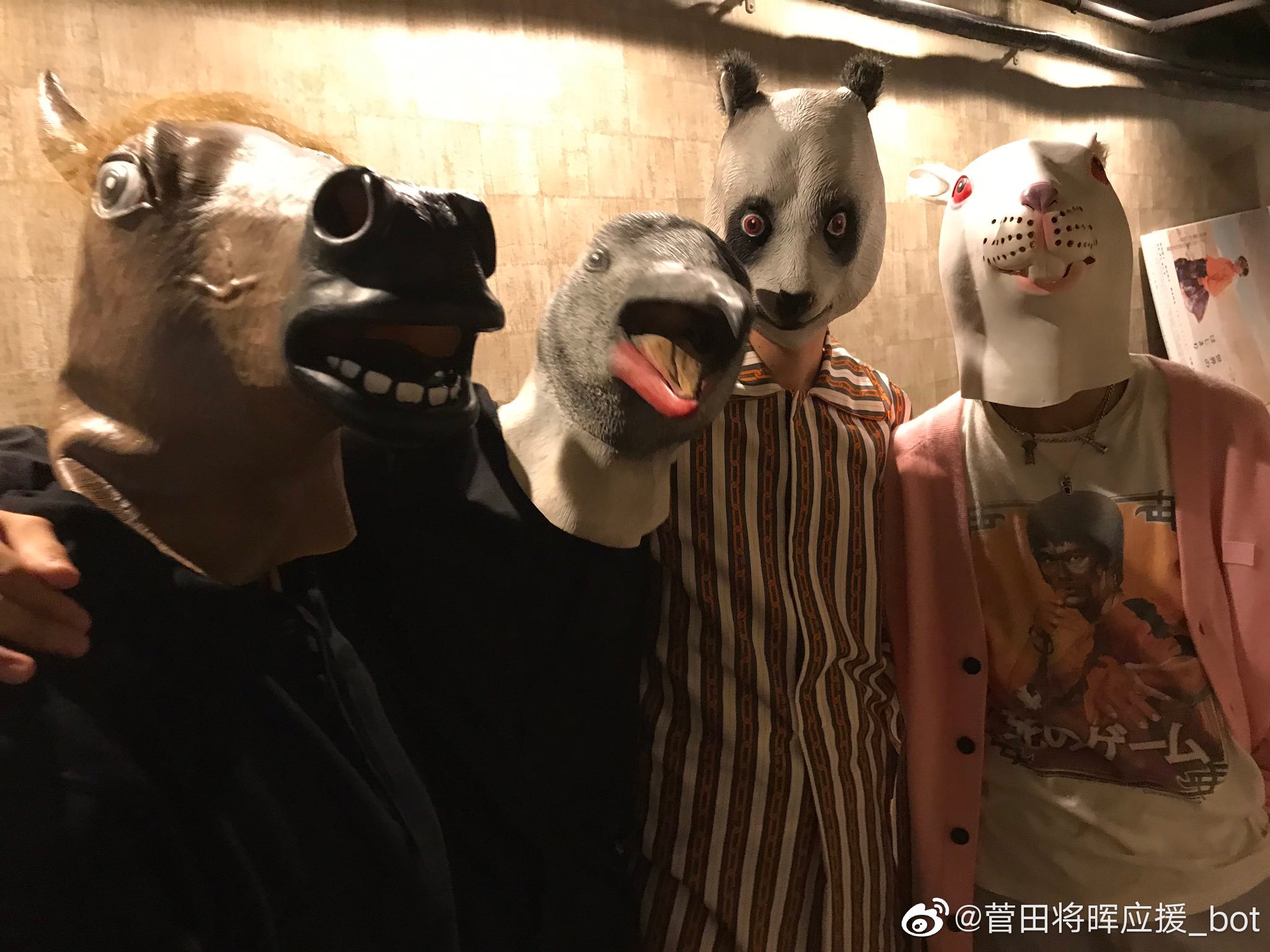 【太郎大笨蛋官推】完成披露上映会舞台问候前带着面具的四人。